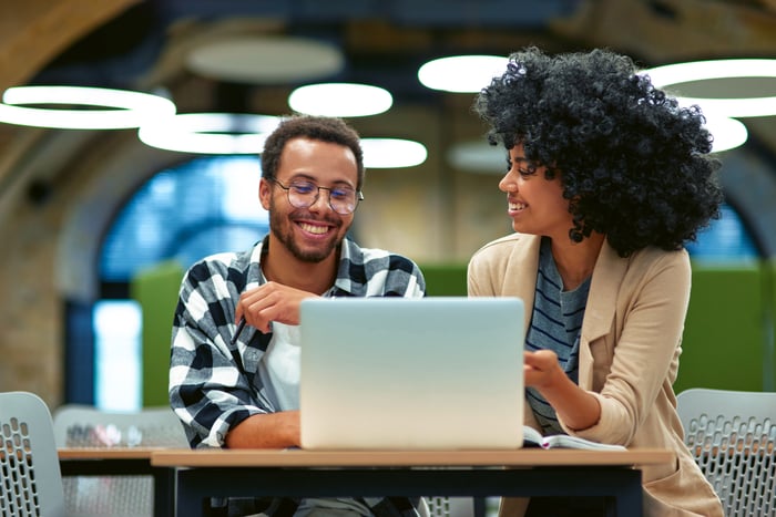 Collega's in gesprek Collega's in gesprek