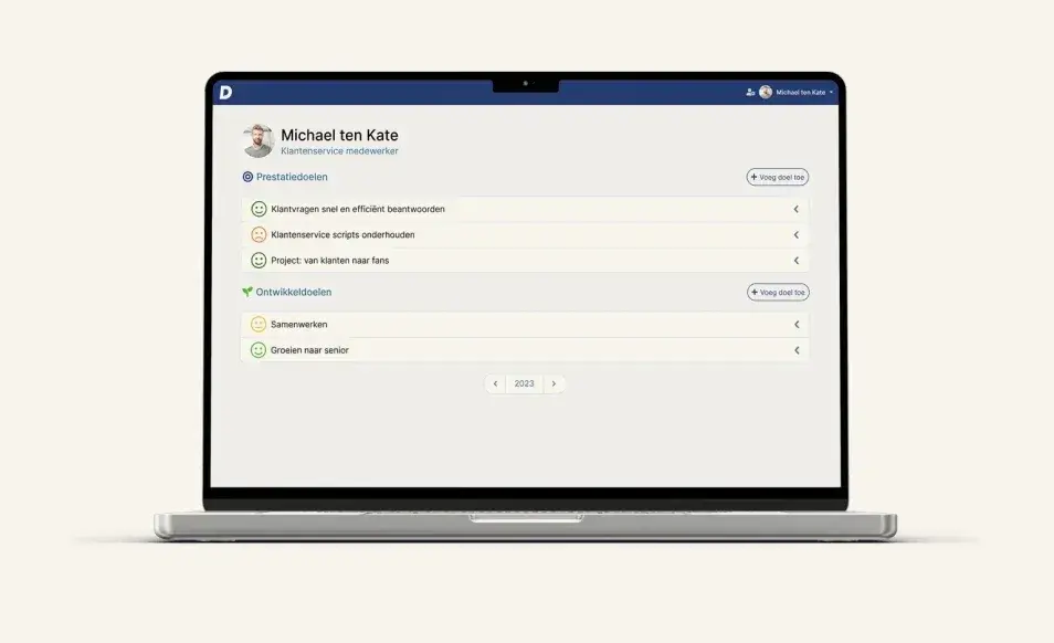 Het Dialog-profiel van een medewerker op een laptop: prestatiedoelen en ontwikkeldoelen, elk met een smiley voor de voortgang