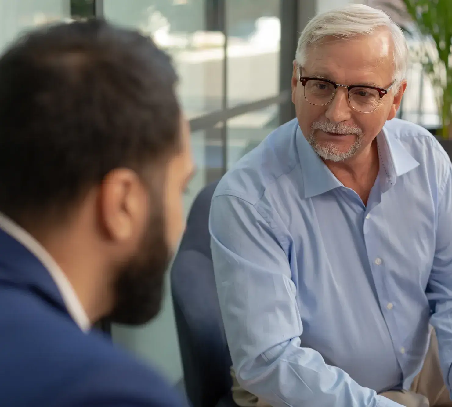 HR-manager onderbouwt de business case in een gesprek met een ervaren directielid