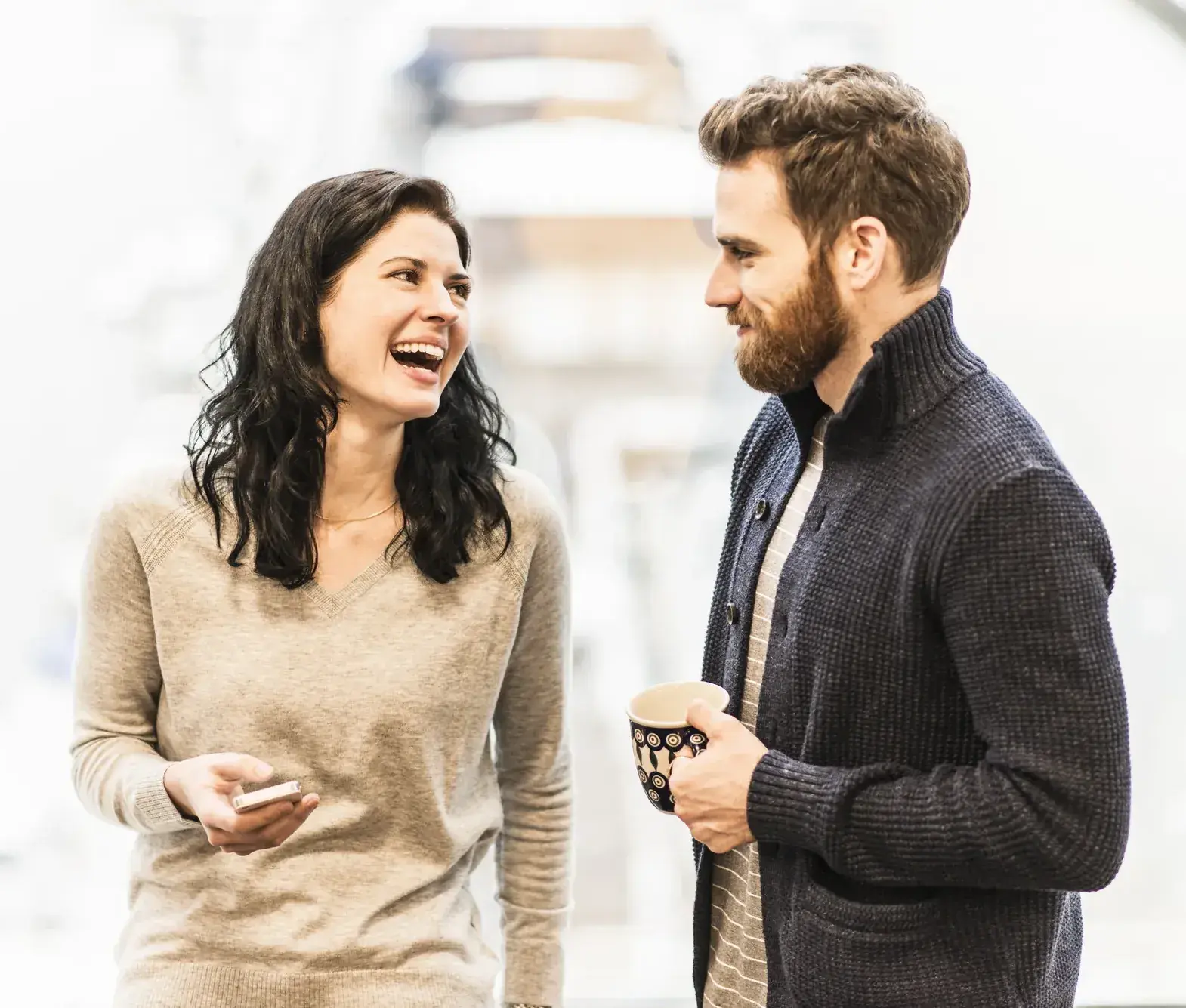Twee collega’s in een ontspannen check-in bij de koffie
