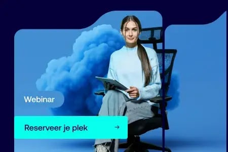 Een vrouw met een tablet voor een blauwe wolk, bij de aankondiging van het webinar