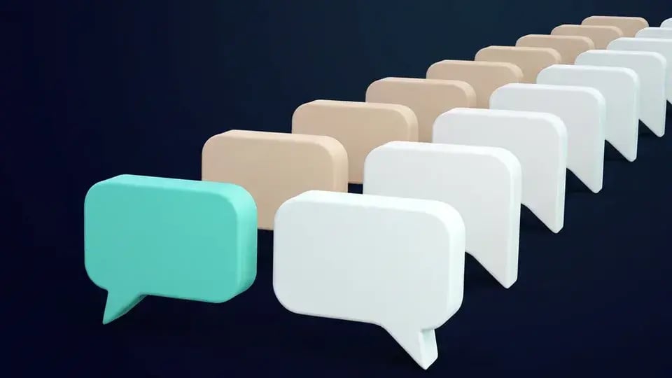 Paren Dialog-spreekwolken in een regelmatige rij, vooraan een turquoise en een witte wolk naast elkaar, op donkerblauw