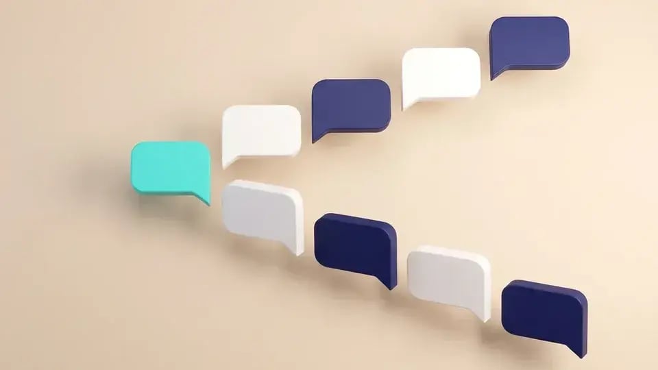 Dialog-spreekwolken die samen in V-formatie vliegen, voorop een turquoise wolk, op beige
