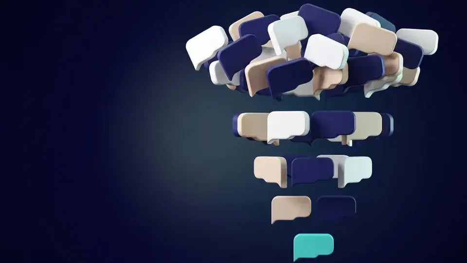 Dialog-spreekwolken in een trechter die van veel wolken naar één turquoise keuze loopt, op donkerblauw