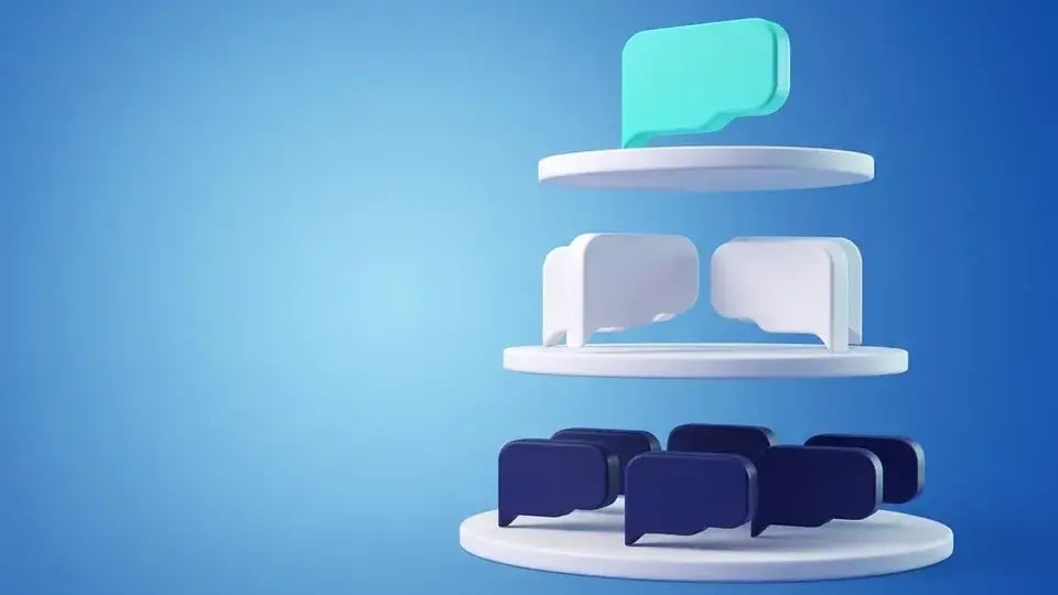 Drie zwevende plateaus boven elkaar met Dialog-spreekwolken, bovenaan één turquoise wolk, op blauw