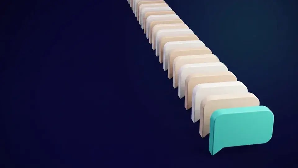 Een lange rij kleine Dialog-spreekwolken met vooraan één grote turquoise spreekwolk, op donkerblauw