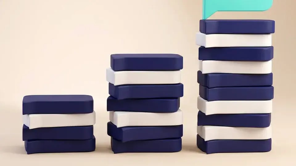 Drie stapels Dialog-spreekwolken van oplopende hoogte, de hoogste met een turquoise wolk erop, op beige