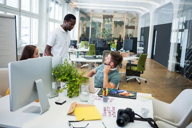 Collega’s aan het werk in een licht, open kantoor
