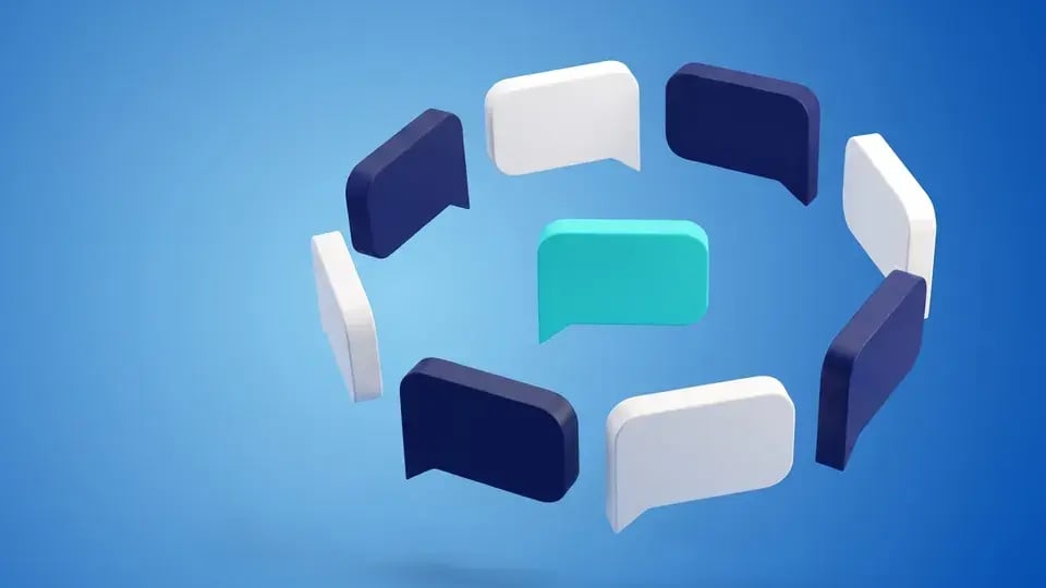 Dialog-spreekwolken in een kring rond één turquoise wolk, op lichtblauw