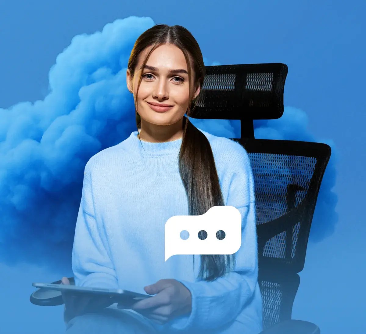 Een medewerker met een tablet voor een wolk, met een chatballon van Dialog