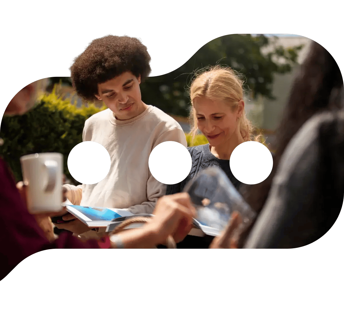 Collega’s bekijken samen een boek tijdens een pauze buiten