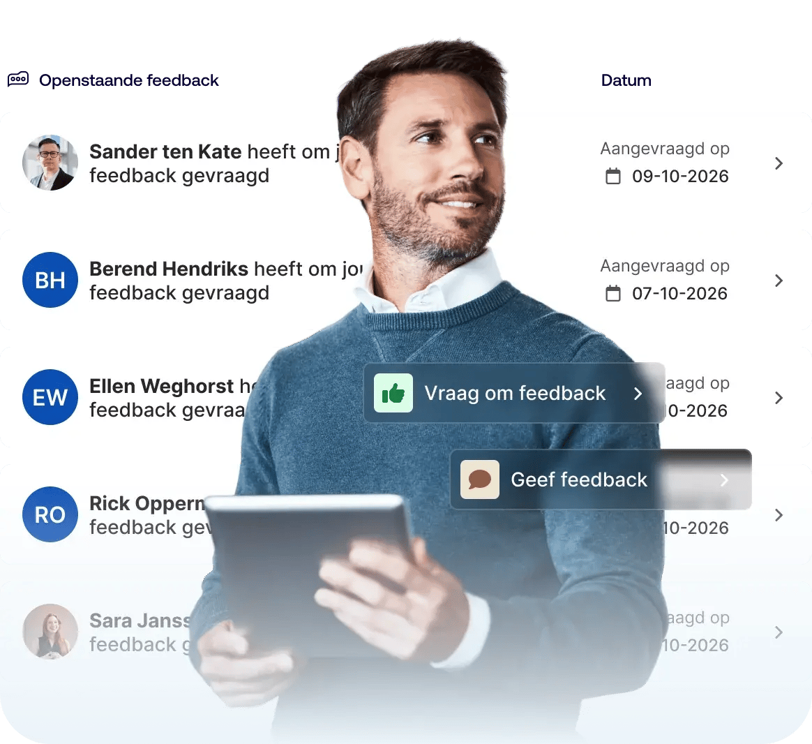 Een medewerker met een tablet voor een lijst met feedbackverzoeken van collega’s