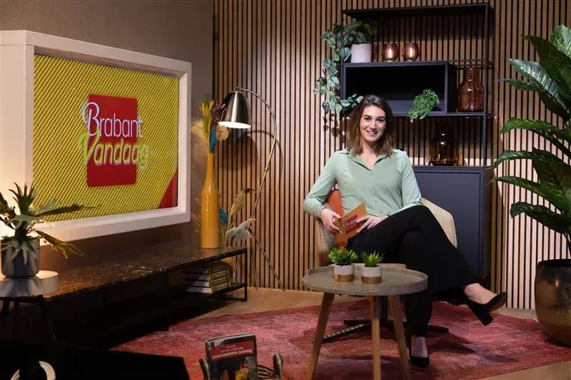 Presentatrice in de studio van Brabant Vandaag