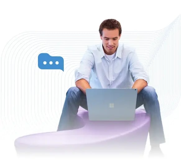 Een jonge IT-medewerker werkt op zijn laptop, met een chatballon van Dialog