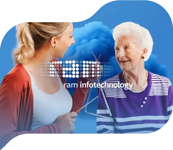 Een zorgmedewerker in gesprek met een oudere vrouw, met het logo van RAM infotechnology