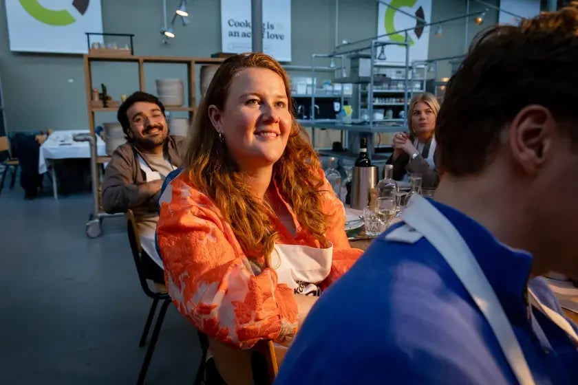 Een collega lacht aan tafel tijdens het diner