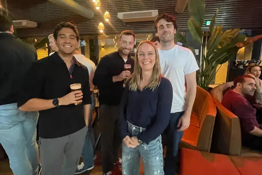 Collega’s met een drankje op een feestje in een bar