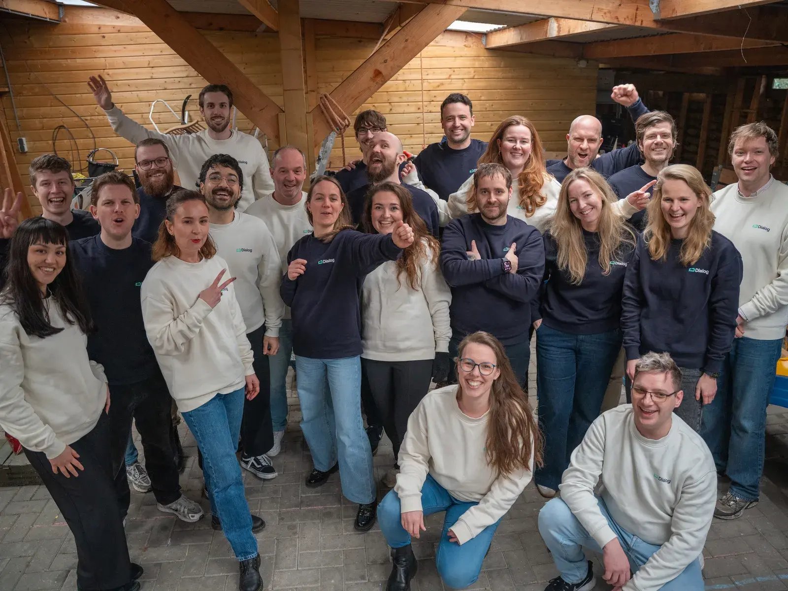 Het hele Dialog-team zwaait naar de camera tijdens een teamuitje