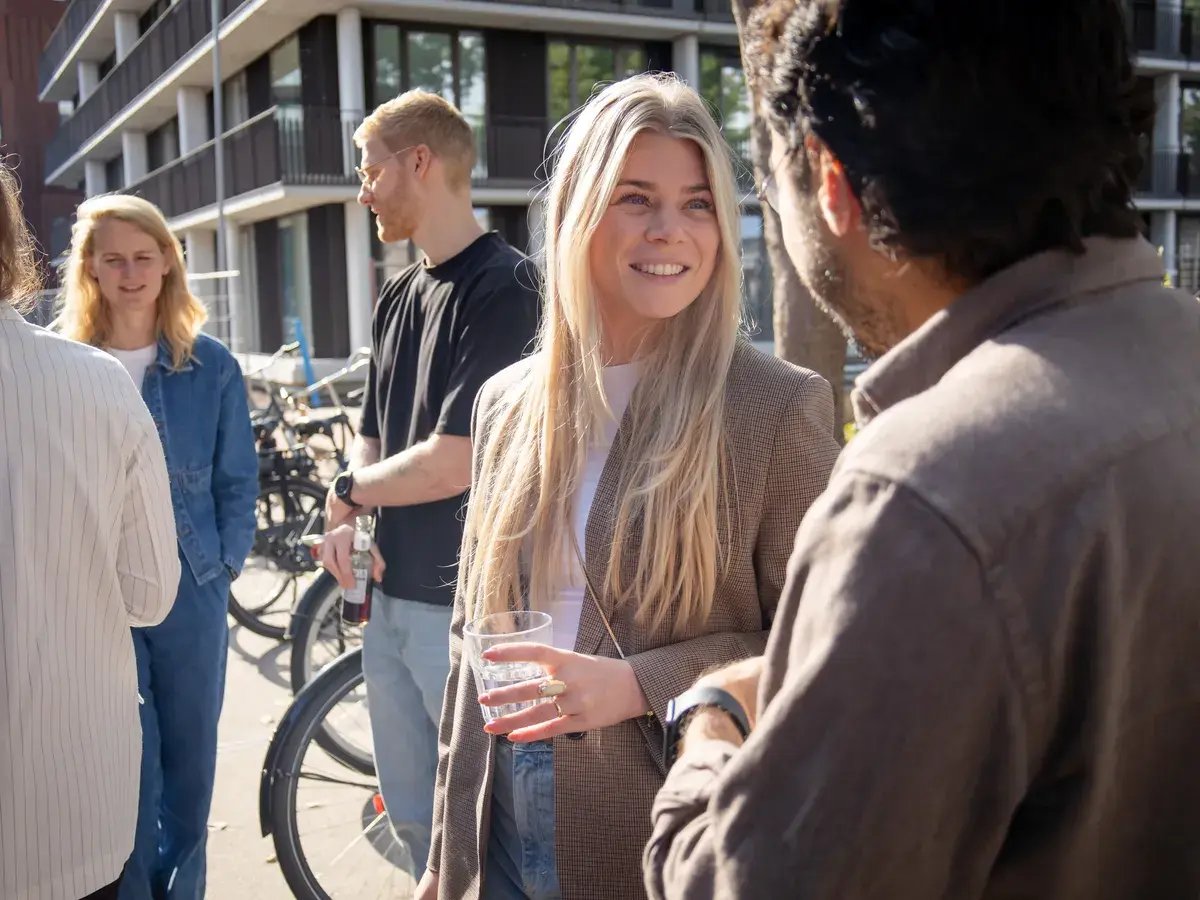 Collega’s praten buiten met een drankje
