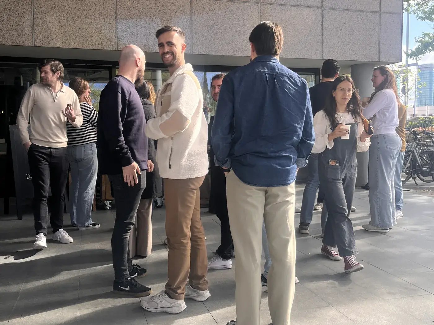 Collega’s in gesprek voor een kantoorpand