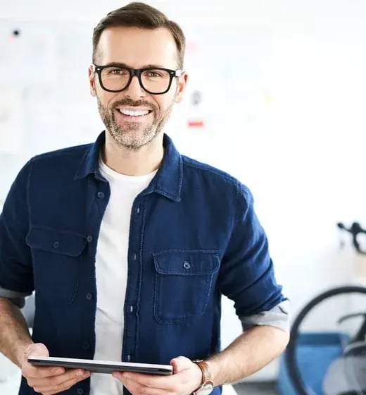 Lachende medewerker met tablet