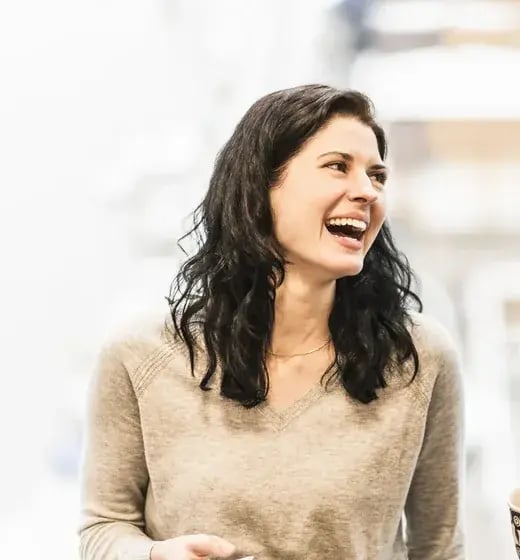 Collega lacht tijdens een gesprek met koffie